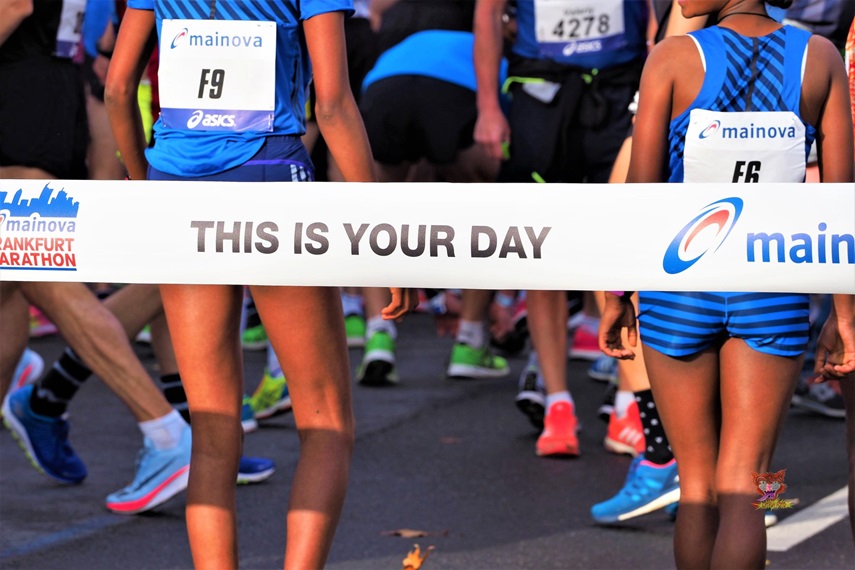 Zwei Läuferinnen beim Frankfurt Marathon 2017 Startband This is your day